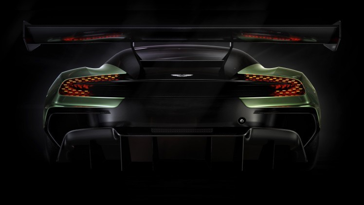 Een carrosserie volledig van carbon, een 7,0 liter V12 met ruim 800 pk en een achterspoiler waarmee een F16 nog aan de grond zou kleven: De nieuwe Aston Martin Vulcan is klaar voor trackdays.