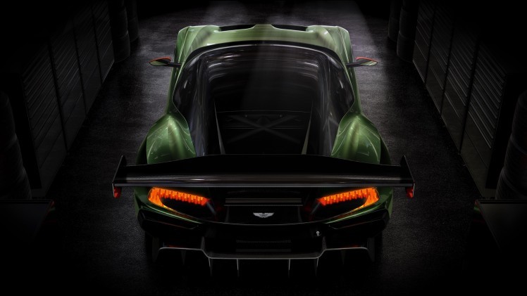 Een carrosserie volledig van carbon, een 7,0 liter V12 met ruim 800 pk en een achterspoiler waarmee een F16 nog aan de grond zou kleven: De nieuwe Aston Martin Vulcan is klaar voor trackdays.