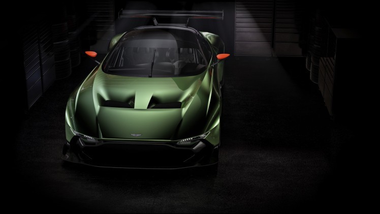 Een carrosserie volledig van carbon, een 7,0 liter V12 met ruim 800 pk en een achterspoiler waarmee een F16 nog aan de grond zou kleven: De nieuwe Aston Martin Vulcan is klaar voor trackdays.