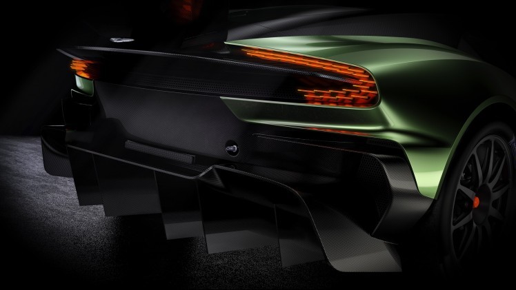 Een carrosserie volledig van carbon, een 7,0 liter V12 met ruim 800 pk en een achterspoiler waarmee een F16 nog aan de grond zou kleven: De nieuwe Aston Martin Vulcan is klaar voor trackdays.