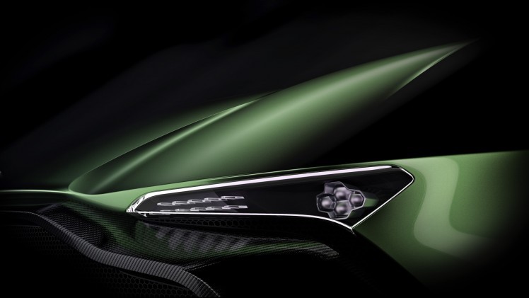 Een carrosserie volledig van carbon, een 7,0 liter V12 met ruim 800 pk en een achterspoiler waarmee een F16 nog aan de grond zou kleven: De nieuwe Aston Martin Vulcan is klaar voor trackdays.