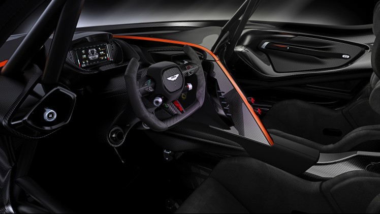 Een carrosserie volledig van carbon, een 7,0 liter V12 met ruim 800 pk en een achterspoiler waarmee een F16 nog aan de grond zou kleven: De nieuwe Aston Martin Vulcan is klaar voor trackdays.