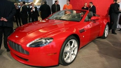Op internet zijn fotos opgedoken die de Aston Martin V8 Roadster in volle glorie laten zien.