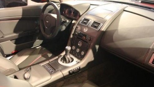 Op internet zijn fotos opgedoken die de Aston Martin V8 Roadster in volle glorie laten zien.