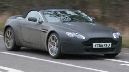 Dit zijn ze dan, de eerste beelden van de Aston Martin V8 Vantage Roadster. Weliswaar is de auto nog niet af, maar veel gaat er niet meer aan veranderd worden.
