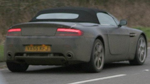 Dit zijn ze dan, de eerste beelden van de Aston Martin V8 Vantage Roadster. Weliswaar is de auto nog niet af, maar veel gaat er niet meer aan veranderd worden.