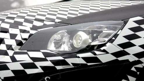 Opel is nog niet uitgetest met de Astra, die in maart 2009 op stapel staat. Ditmaal spotten de spionagefotografen de nieuwe Duitser tijdens remtesten in de bergen.