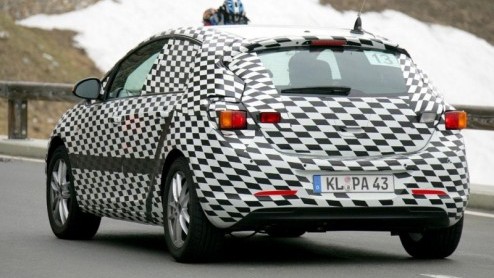 Opel is nog niet uitgetest met de Astra, die in maart 2009 op stapel staat. Ditmaal spotten de spionagefotografen de nieuwe Duitser tijdens remtesten in de bergen.