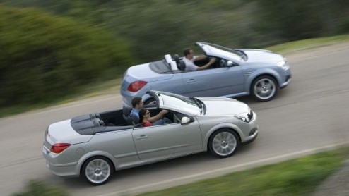 Opel begint precies op tijd met het leveren van de Astra Twin Top. Vanaf 3 juni staat de Cabrio / Coup namelijk bij de dealers in de showroom.