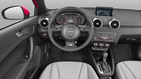 Rijtest Audi A1. In deze autotest rijden we met de vernieuwde Audi A1, die een facelift heeft gekregen en kan rekenen op de 1.0 TFSI driecilinder turbomotor.