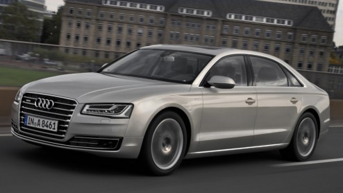 Audi heeft de A8 L W12 opgenomen in de prijslijsten. Aan de grote limousine met twaalfcilinder en verlengde wielbasis hangt een prijskaartje van 207.240 euro.