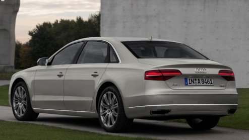 Audi heeft de A8 L W12 opgenomen in de prijslijsten. Aan de grote limousine met twaalfcilinder en verlengde wielbasis hangt een prijskaartje van 207.240 euro.