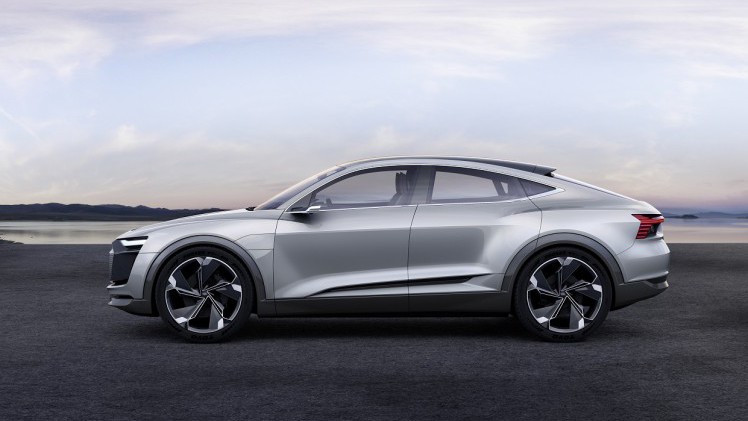 Net als Volkswagen komt ook Audi met een volledig elektrische, vierdeurs coup-SUV. Het merk presenteert de E-Tron Sportback. Zien we hier wellicht een voorbode voor de aanstaande Q4?