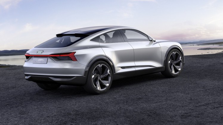 Net als Volkswagen komt ook Audi met een volledig elektrische, vierdeurs coup-SUV. Het merk presenteert de E-Tron Sportback. Zien we hier wellicht een voorbode voor de aanstaande Q4?