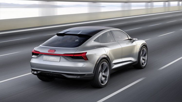 Net als Volkswagen komt ook Audi met een volledig elektrische, vierdeurs coup-SUV. Het merk presenteert de E-Tron Sportback. Zien we hier wellicht een voorbode voor de aanstaande Q4?