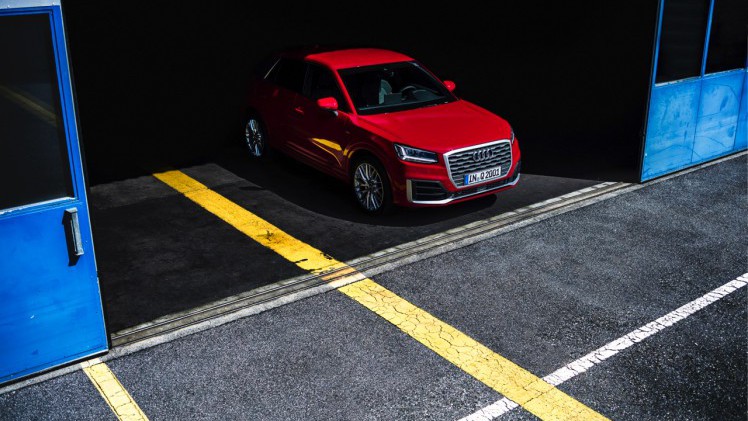 Autotest Audi Q2, een nieuwe compacte SUV met verfrissende design, goede basisuitrusting en fijne motoren. AutoVandaag test de Q2 1.0 TFSI en Q2 2.0 TDI quattro.