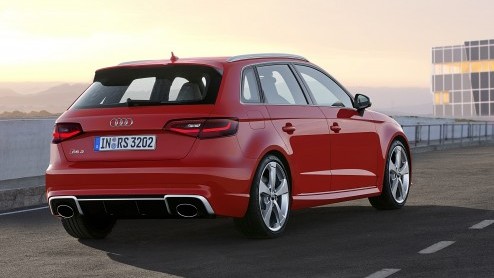 Halverwege volgend jaar komt er een nieuwe Audi RS3, maakt Audi vandaag bekend. Er is geen sprake van downsizing: hij heeft gewoon weer een dikke vijfcilinder.