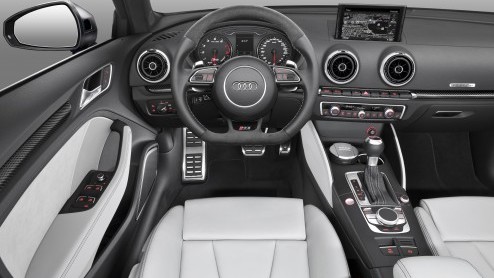 Halverwege volgend jaar komt er een nieuwe Audi RS3, maakt Audi vandaag bekend. Er is geen sprake van downsizing: hij heeft gewoon weer een dikke vijfcilinder.