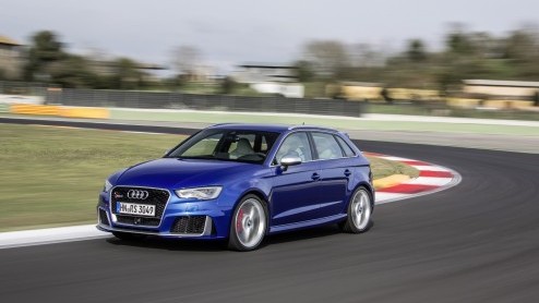 Halverwege volgend jaar komt er een nieuwe Audi RS3, maakt Audi vandaag bekend. Er is geen sprake van downsizing: hij heeft gewoon weer een dikke vijfcilinder.