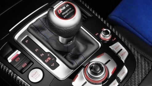 Precies twintig jaar geleden kwam Audi met de eerste RS op de proppen, de Avant RS 2. De fabrikant viert twintig jaar RS met de RS4 Avant Nogaro selection die zijn debuut maakt in Genve.