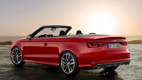 Audi heeft de S3 Cabriolet onder het doek vandaan gehaald. De zomerse variant kan net als de gesloten versie rekenen op een 300 pk en 380 Nm krachtige 2.0 TFSI.