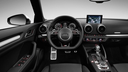 Audi heeft de S3 Cabriolet onder het doek vandaan gehaald. De zomerse variant kan net als de gesloten versie rekenen op een 300 pk en 380 Nm krachtige 2.0 TFSI.