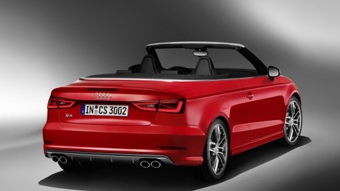 Audi heeft de S3 Cabriolet onder het doek vandaan gehaald. De zomerse variant kan net als de gesloten versie rekenen op een 300 pk en 380 Nm krachtige 2.0 TFSI.
