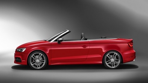 Audi heeft de S3 Cabriolet onder het doek vandaan gehaald. De zomerse variant kan net als de gesloten versie rekenen op een 300 pk en 380 Nm krachtige 2.0 TFSI.