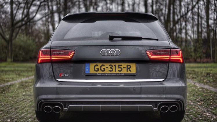 Autotest Audi S6 Avant, waarmee we begeleid door V8 en muzikale soundtracks de kerstmarkt in Duitsland op zoeken. Hoeveel voorsprong heeft de snelle A6 nog?