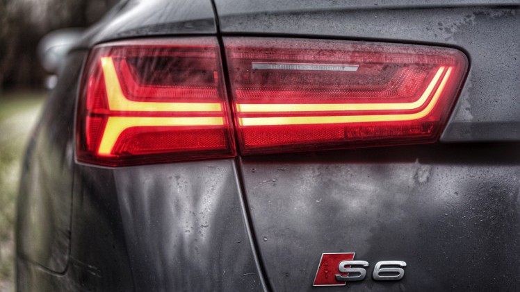 Autotest Audi S6 Avant, waarmee we begeleid door V8 en muzikale soundtracks de kerstmarkt in Duitsland op zoeken. Hoeveel voorsprong heeft de snelle A6 nog?