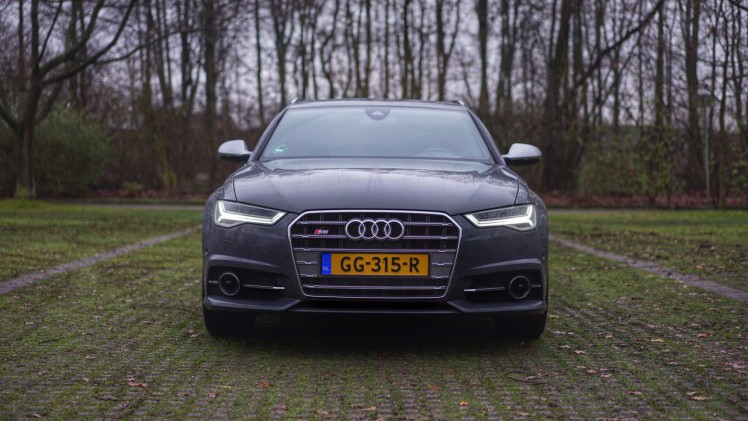 Autotest Audi S6 Avant, waarmee we begeleid door V8 en muzikale soundtracks de kerstmarkt in Duitsland op zoeken. Hoeveel voorsprong heeft de snelle A6 nog?