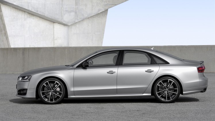 Audi S8 plus krijgt gezelschap van S8 Sport Edition, een extra versie van de reguliere S8 met maar 1000 euro meerprijs.