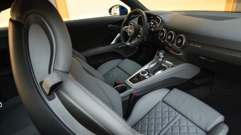 Rijtest nieuwe Audi TT 2.0 TFSI en 2.0 TDI met 20% bijtelling. Eind 2014 staat hij in de showroom: gemener, lichter en voorzien van een prachtig interieur.