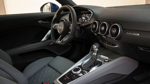 Rijtest nieuwe Audi TT 2.0 TFSI en 2.0 TDI met 20% bijtelling. Eind 2014 staat hij in de showroom: gemener, lichter en voorzien van een prachtig interieur.
