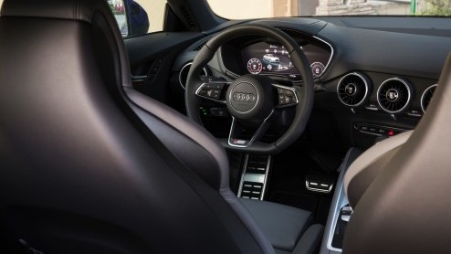 Rijtest nieuwe Audi TT 2.0 TFSI en 2.0 TDI met 20% bijtelling. Eind 2014 staat hij in de showroom: gemener, lichter en voorzien van een prachtig interieur.