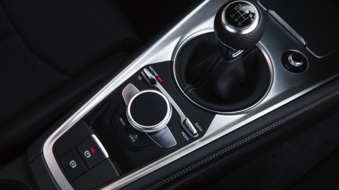 Rijtest nieuwe Audi TT 2.0 TFSI en 2.0 TDI met 20% bijtelling. Eind 2014 staat hij in de showroom: gemener, lichter en voorzien van een prachtig interieur.