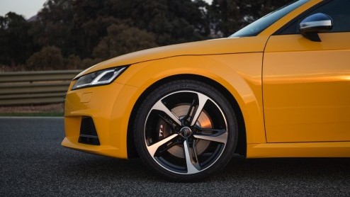 Rijtest nieuwe Audi TT 2.0 TFSI en 2.0 TDI met 20% bijtelling. Eind 2014 staat hij in de showroom: gemener, lichter en voorzien van een prachtig interieur.