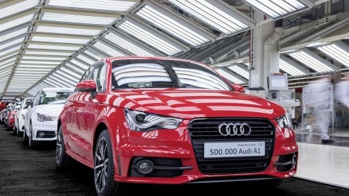 In de Audi-fabriek in Brussel wordt een klein feestje gevierd. Onder toeziend oog van Koning Philippe van Belgi werd de 500.000ste A1 geproduceerd. Het feestnummer betreft een Misano-rode A1 1.4 TFSI