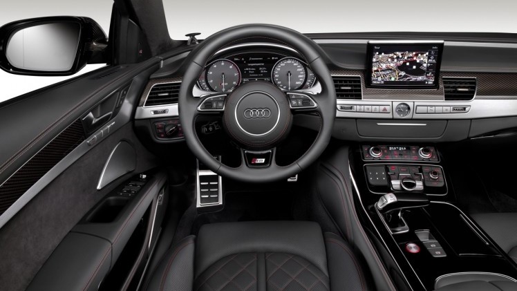 Baas boven baas met de Audi S8 plus, die dankzij extra vermogen en aangedikte looks de snelste limousine van de markt is met 605 pk en 750 Nm.