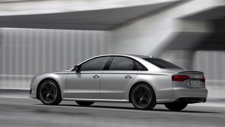 Baas boven baas met de Audi S8 plus, die dankzij extra vermogen en aangedikte looks de snelste limousine van de markt is met 605 pk en 750 Nm.