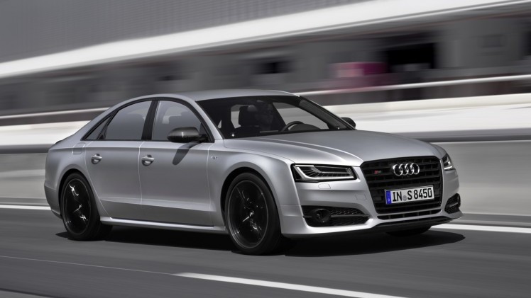 Baas boven baas met de Audi S8 plus, die dankzij extra vermogen en aangedikte looks de snelste limousine van de markt is met 605 pk en 750 Nm.