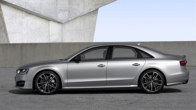 Baas boven baas met de Audi S8 plus, die dankzij extra vermogen en aangedikte looks de snelste limousine van de markt is met 605 pk en 750 Nm.