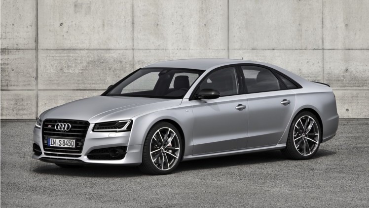 Baas boven baas met de Audi S8 plus, die dankzij extra vermogen en aangedikte looks de snelste limousine van de markt is met 605 pk en 750 Nm.