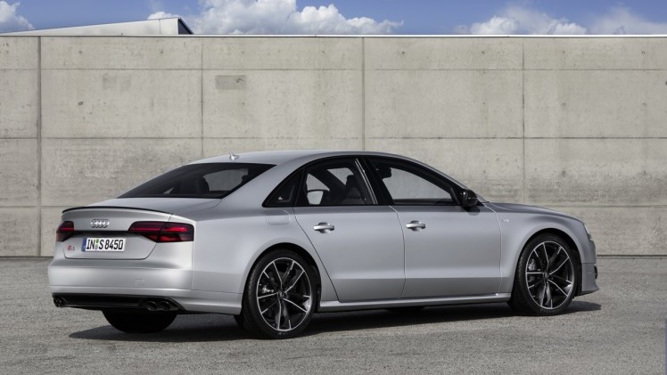 Baas boven baas met de Audi S8 plus, die dankzij extra vermogen en aangedikte looks de snelste limousine van de markt is met 605 pk en 750 Nm.