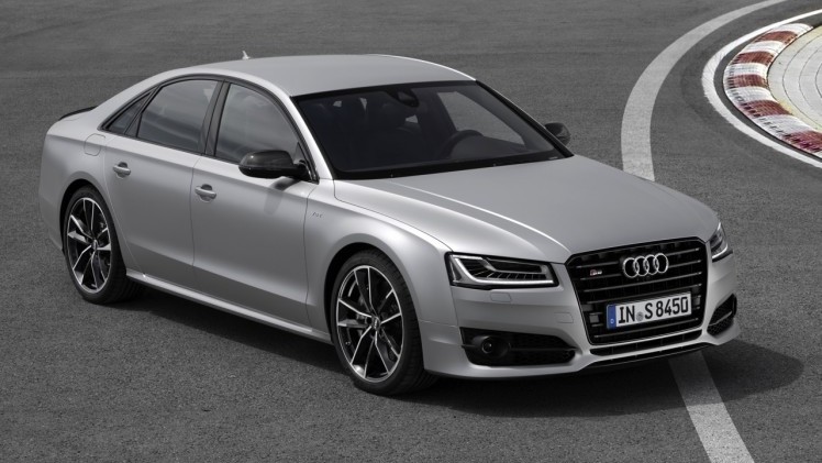 Baas boven baas met de Audi S8 plus, die dankzij extra vermogen en aangedikte looks de snelste limousine van de markt is met 605 pk en 750 Nm.