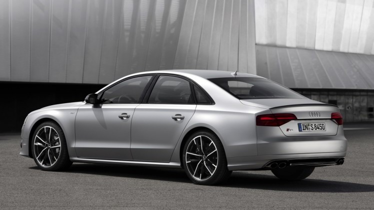 Baas boven baas met de Audi S8 plus, die dankzij extra vermogen en aangedikte looks de snelste limousine van de markt is met 605 pk en 750 Nm.