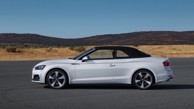Audi presenteert de nieuwe A5 Cabriolet en die is te herkennen aan subtiel chroomwerk in de neus. Vanaf het voorjaar 2017 staat de nieuwe A5 en S5 Cabriolet in de showroom.