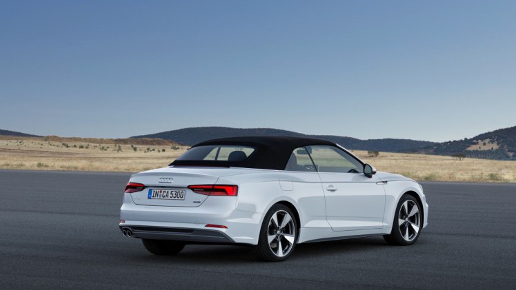 Audi presenteert de nieuwe A5 Cabriolet en die is te herkennen aan subtiel chroomwerk in de neus. Vanaf het voorjaar 2017 staat de nieuwe A5 en S5 Cabriolet in de showroom.