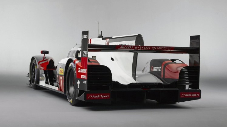 Het belooft een spannende editie van de 24 uur van Le Mans te worden. Audi, Toyota en Porsche zetten allemaal in op de winst. Audi presenteert nu als eerste de nieuwe racewagen, de R18 e-tron quattro.