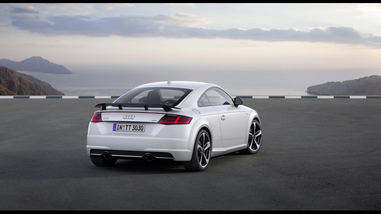 Audi presenteert de TT in een nieuwe, sportieve uitvoering: de Competition. Voor de sportieve rijder die een TTS net even te prijzig vindt biedt de TT Competition uitkomst.
